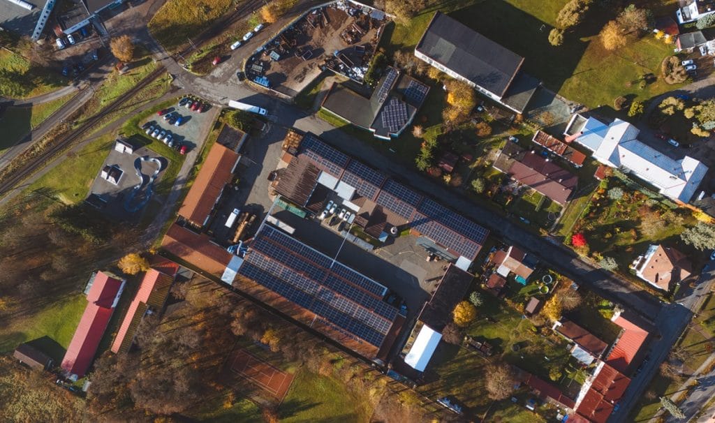Krabice a obaly na míru: jak významně snížit logistické náklady? 6 Letecký pohled na průmyslový areál výrobního závodu solpap s halami a solárními panely na střechách.
