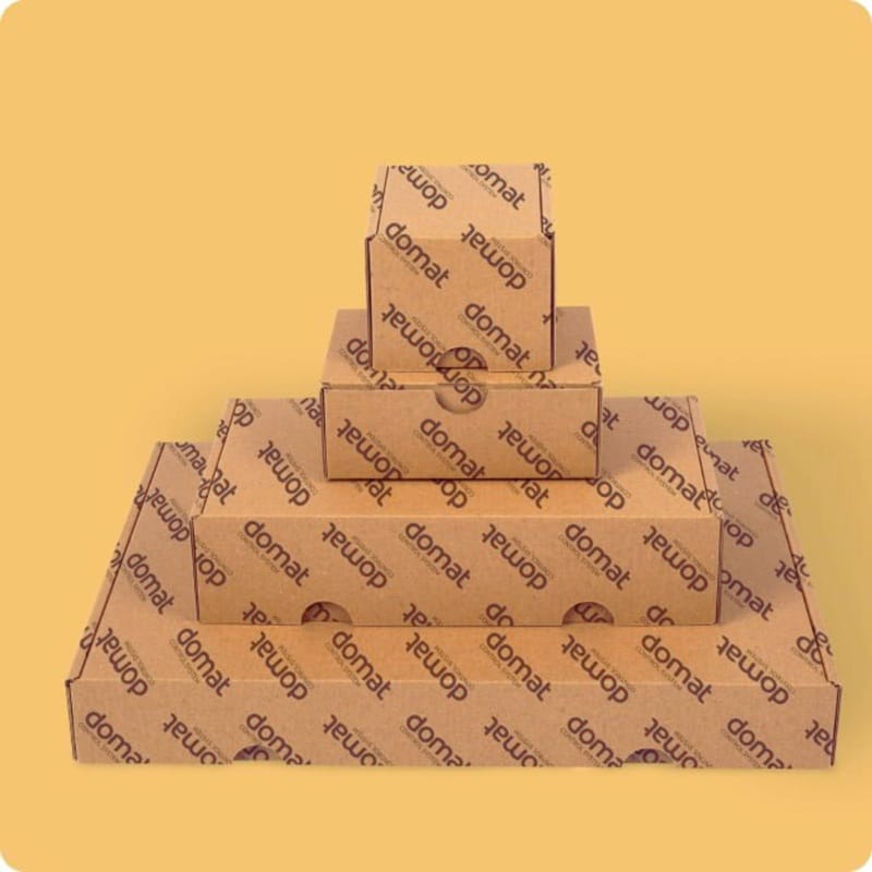 Krabice a obaly na míru: jak významně snížit logistické náklady? 24 Sada stohovatelných kartonových krabic s logem firmy ideálních pro balení a přepravu produktů