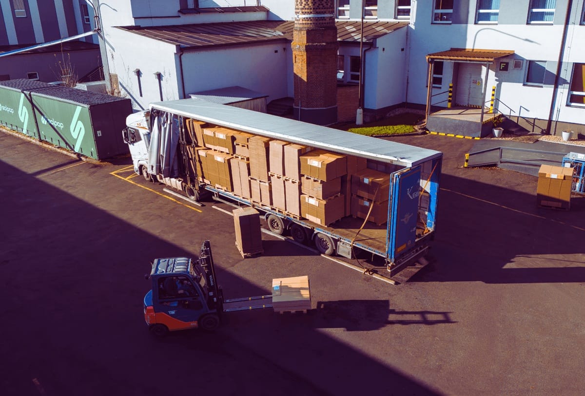 Krabice a obaly na míru: jak významně snížit logistické náklady? 1 Nakládka kartonových obalů na nákladní kamion ve výrobním areálu solpap pomocí vysokozdvižného vozíku.