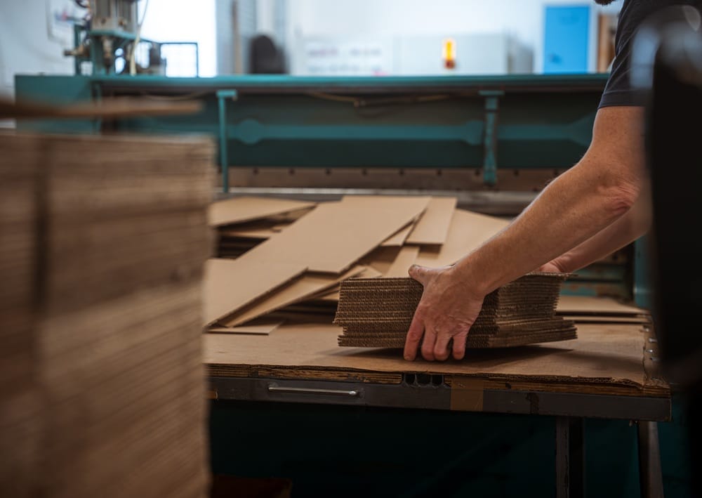 Krabice a obaly na míru: jak významně snížit logistické náklady? 31 Poskládané obaly z vlnité lepenky